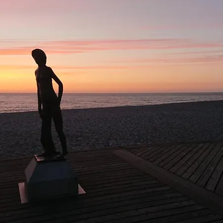 Un 2eme Etage A 300 Metres De La Mer, ! *